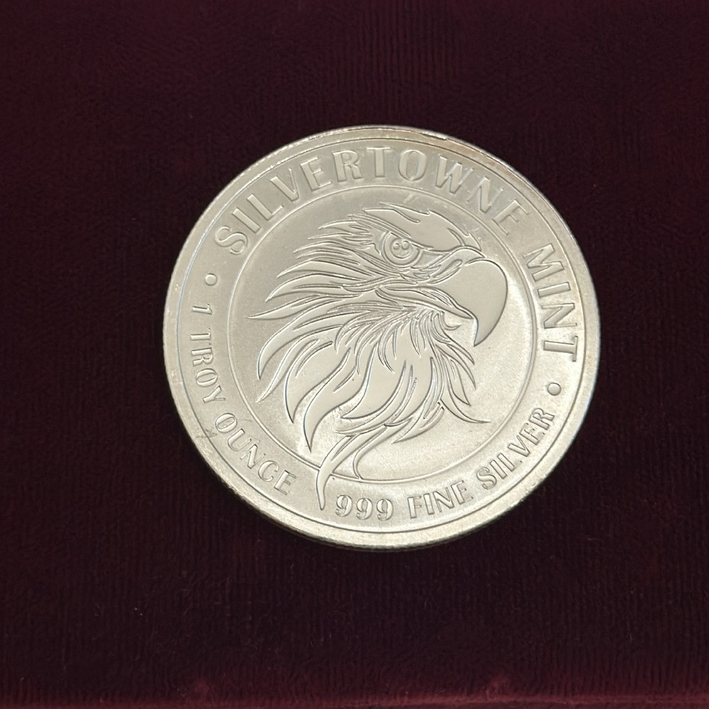 Silver coin 1 oz 999 fine Silver town mint a beautiful Eagle edition 🦅 - Picture 8 of 14